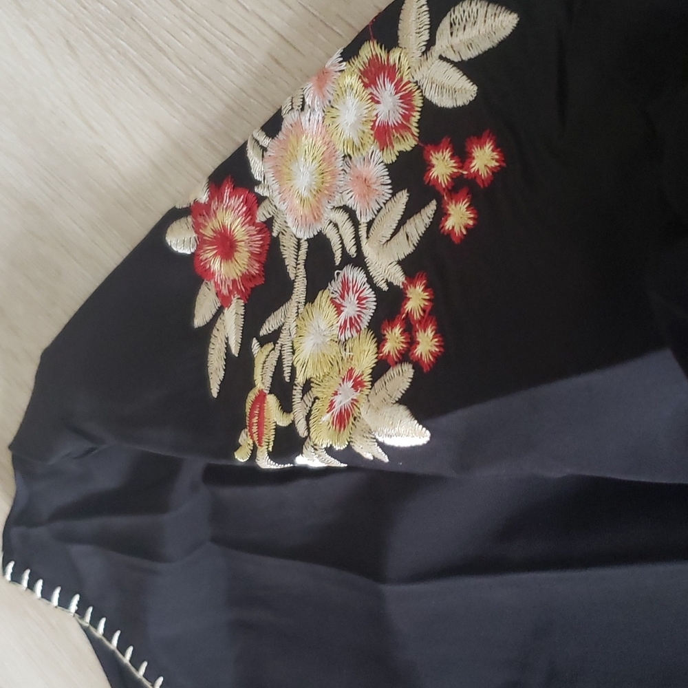 M left 😊Beautiful New boutique embroidered top - Picture 11 of 11